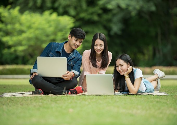 学生在电脑前查看可疑邮件，表情警惕，背景是网络安全相关图示，蓝色科技感氛围